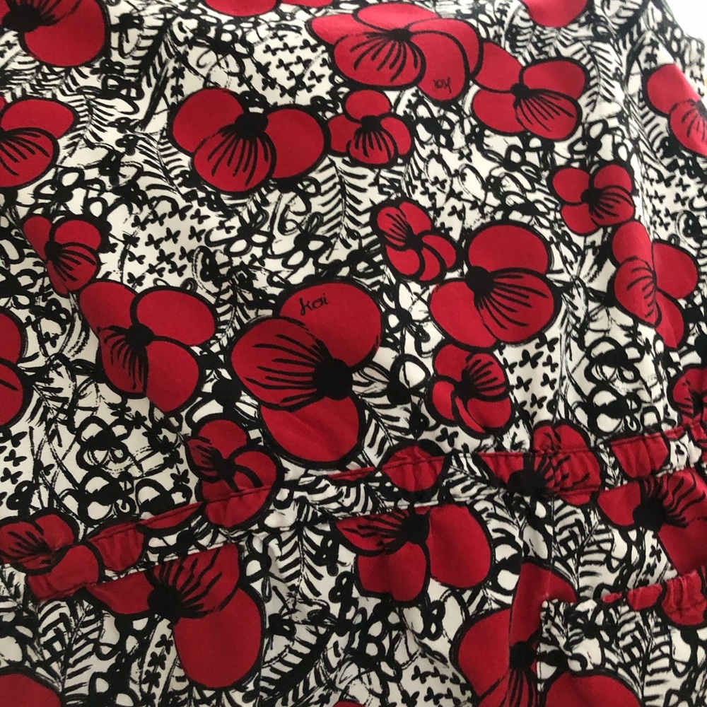 Koi Red and Black Floral Pattern Top